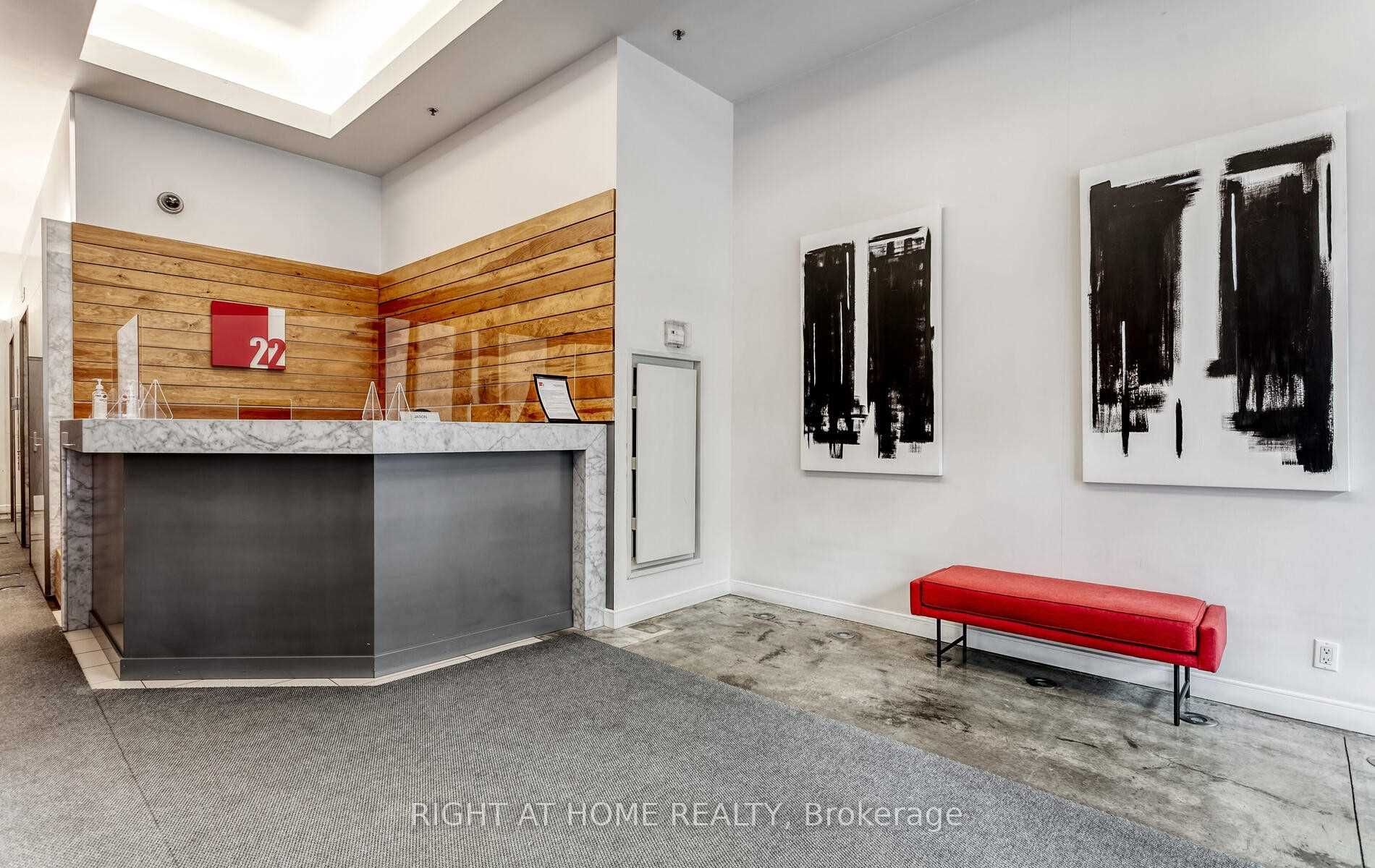 22 E Wellesley St 502