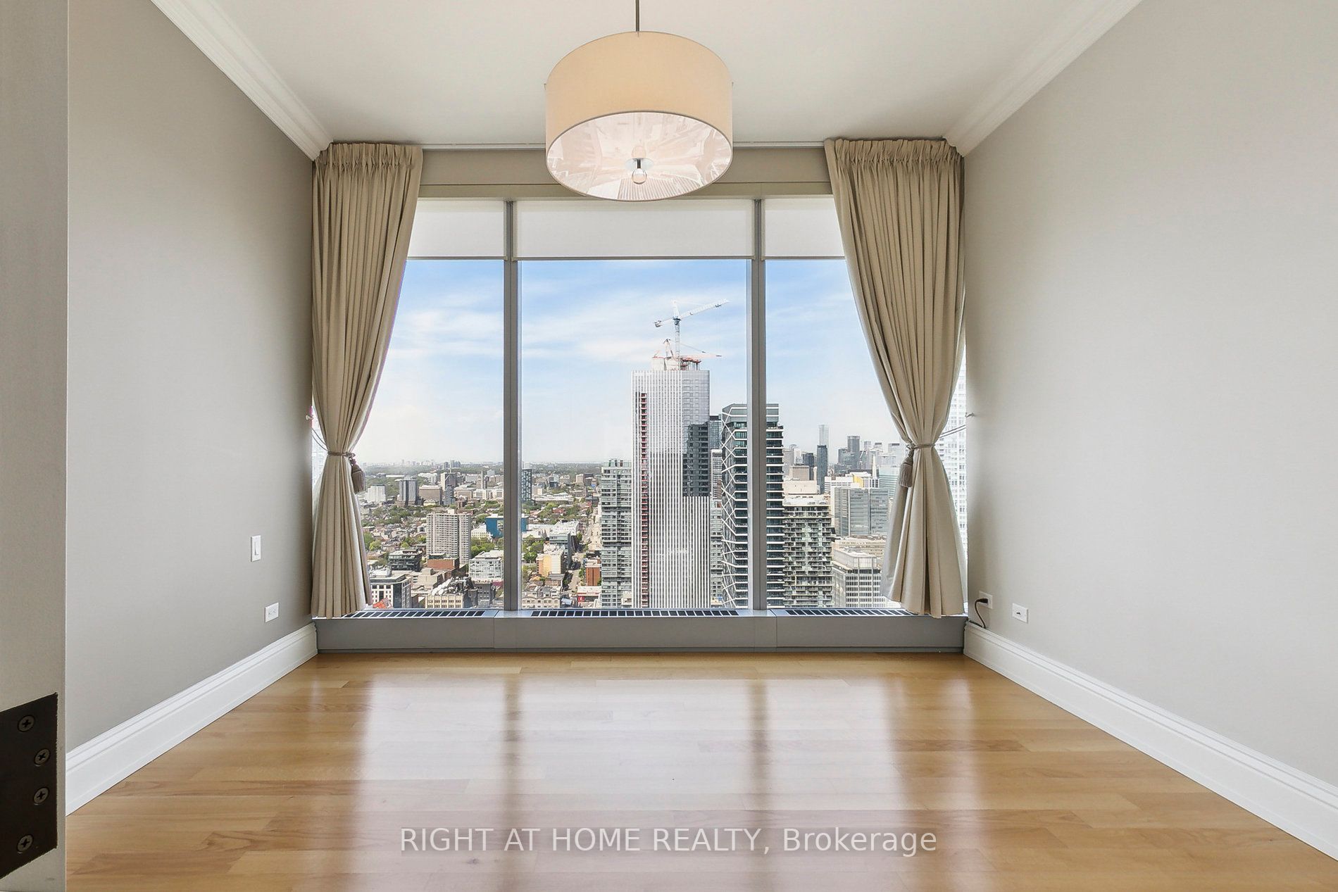 183 W Wellington St 3902