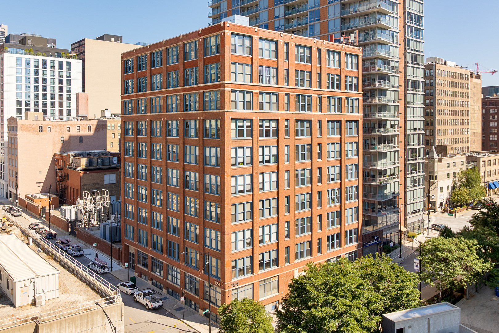 Experience chic city living in the heart of Printer's Row. This beautifully updated residence offers a spacious open-concept layout with soaring ceilings, oversized windows, and incredible natural light. The modern kitchen features sleek cabinetry, stainless steel appliances, and a breakfast bar that flows seamlessly into the living and dining area, perfect for both entertaining and everyday living. The large bedroom provides comfort and style, while the full bath showcases contemporary finishes. Additional highlights include in-unit laundry, hardwood flooring, and ample closet space. Residents enjoy access to premium building amenities including a fitness center, rooftop deck with sweeping skyline views, and secure entry. Located in one of Chicago's most desirable neighborhoods, you'll be steps from Grant Park, the lakefront, top restaurants, coffee shops, shopping, and public transit.