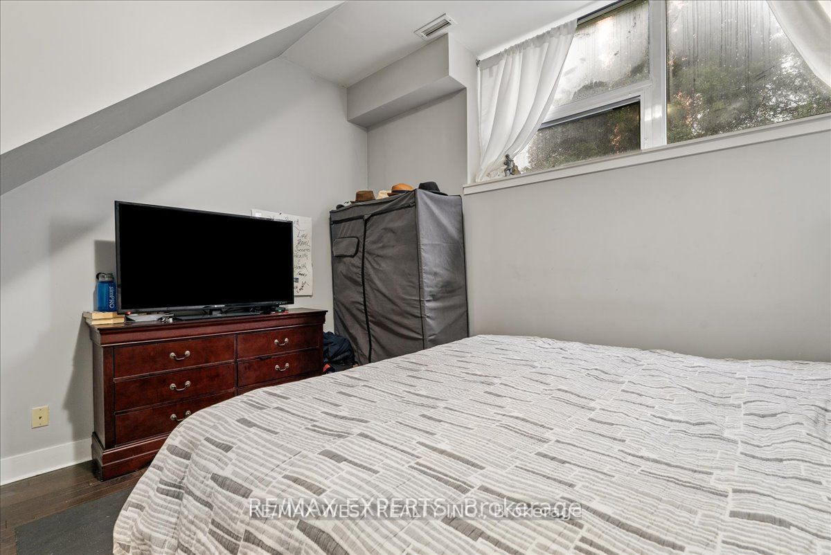 323 Kingston Rd 101