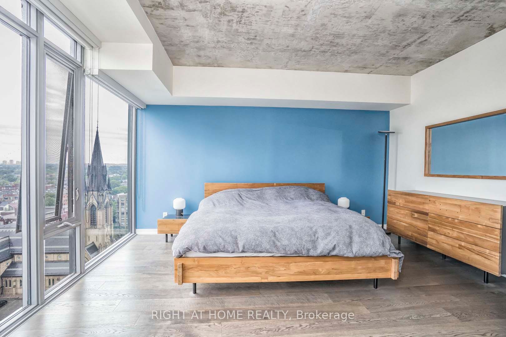 95 Bathurst St 1405