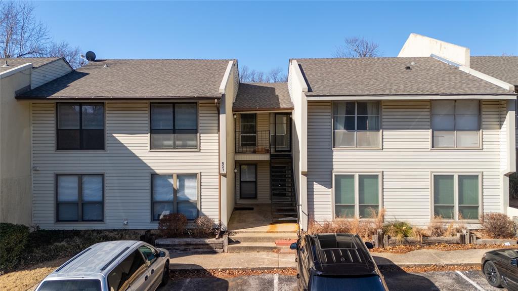 Move-In Ready condo in Cardinal Creek. Gated community just minutes from OU and right off HWY 9. Amenities includes a workout facility, clubhouse, pool, and recently renovated Laundromat. Upper level condo with 2 bedrooms and 2 full baths. Patio and walk in closet are just a few of the features of this spacious condo. Make your appointment today!