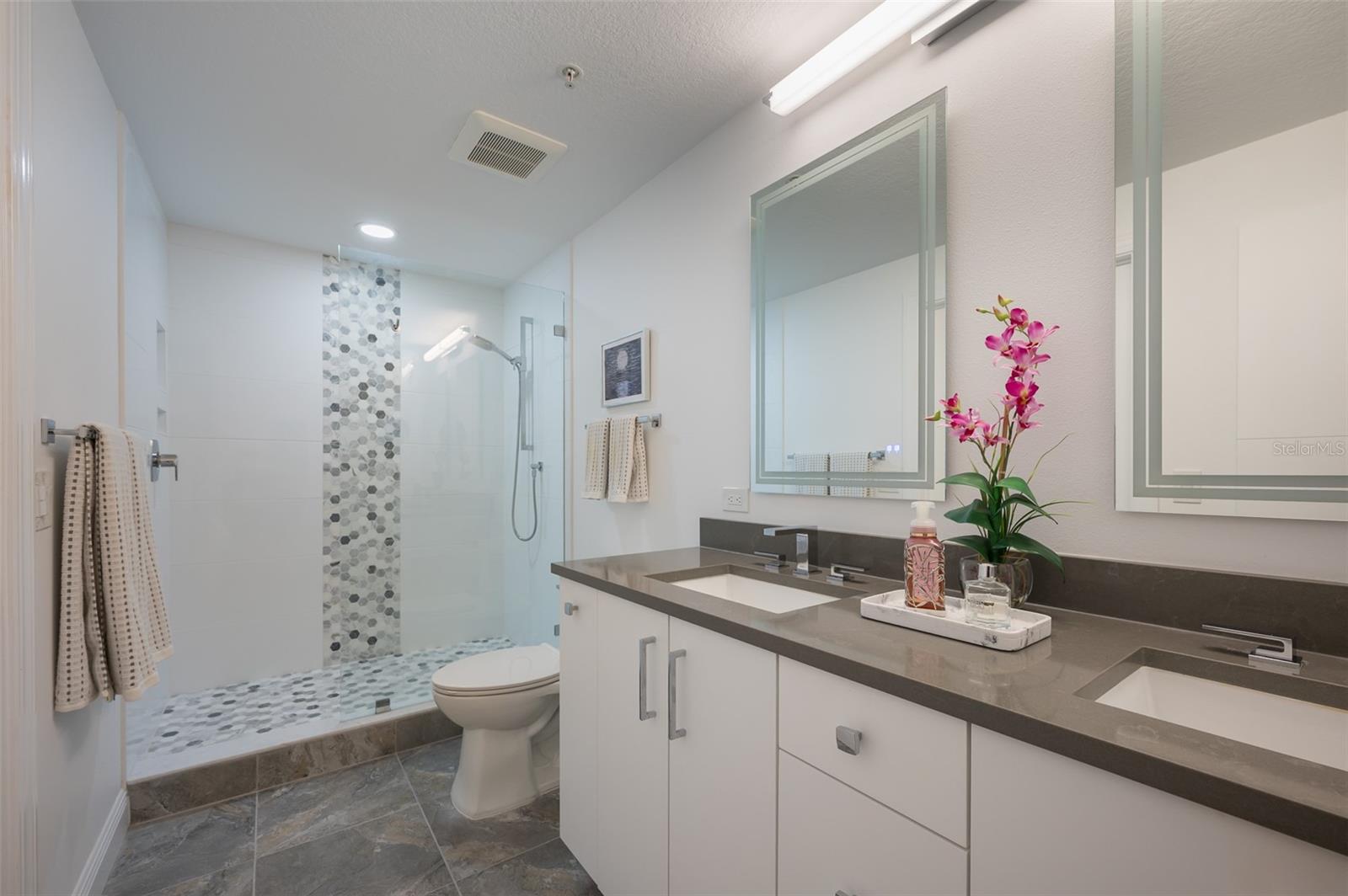 800 N Tamiami Trail 815