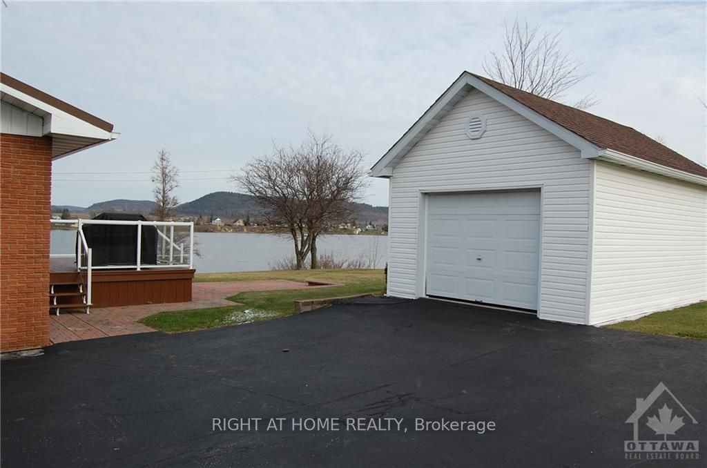 1835 CHEMIN DU TRAVERSIER Rd