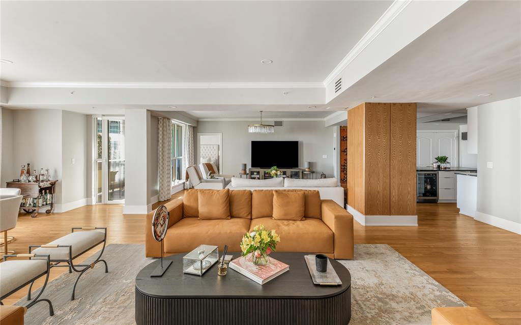 3401 Lee Parkway 404