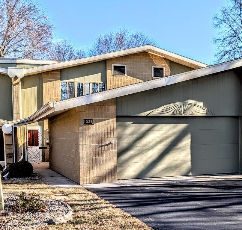1235 W Nicolet Circle
