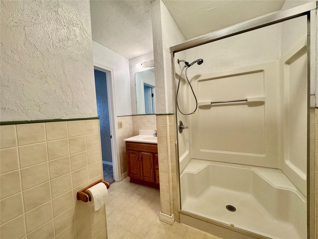 711 N Broadway Avenue