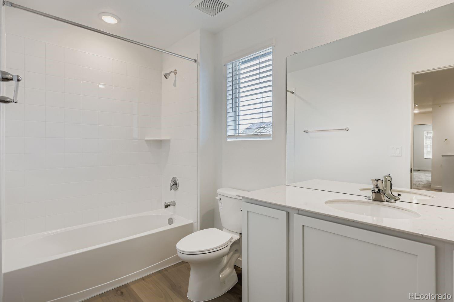 8970 Blue Feather Loop