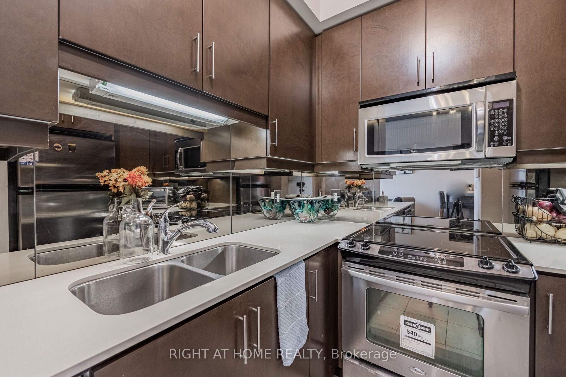 60 Absolute Ave 5208