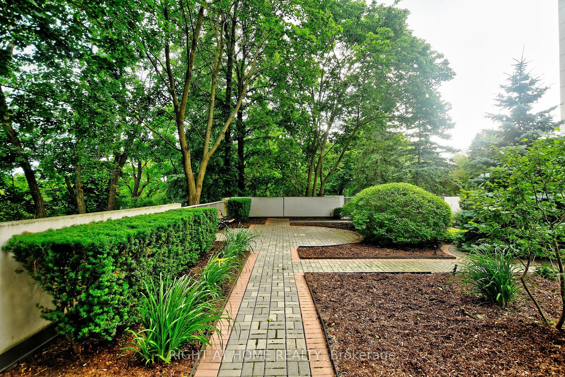 60 Inverlochy Blvd 806