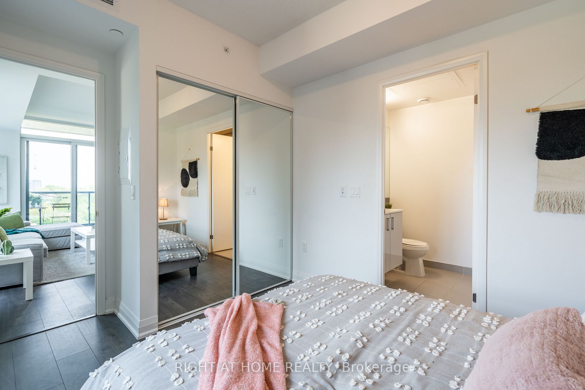 10 Gibbs St 814