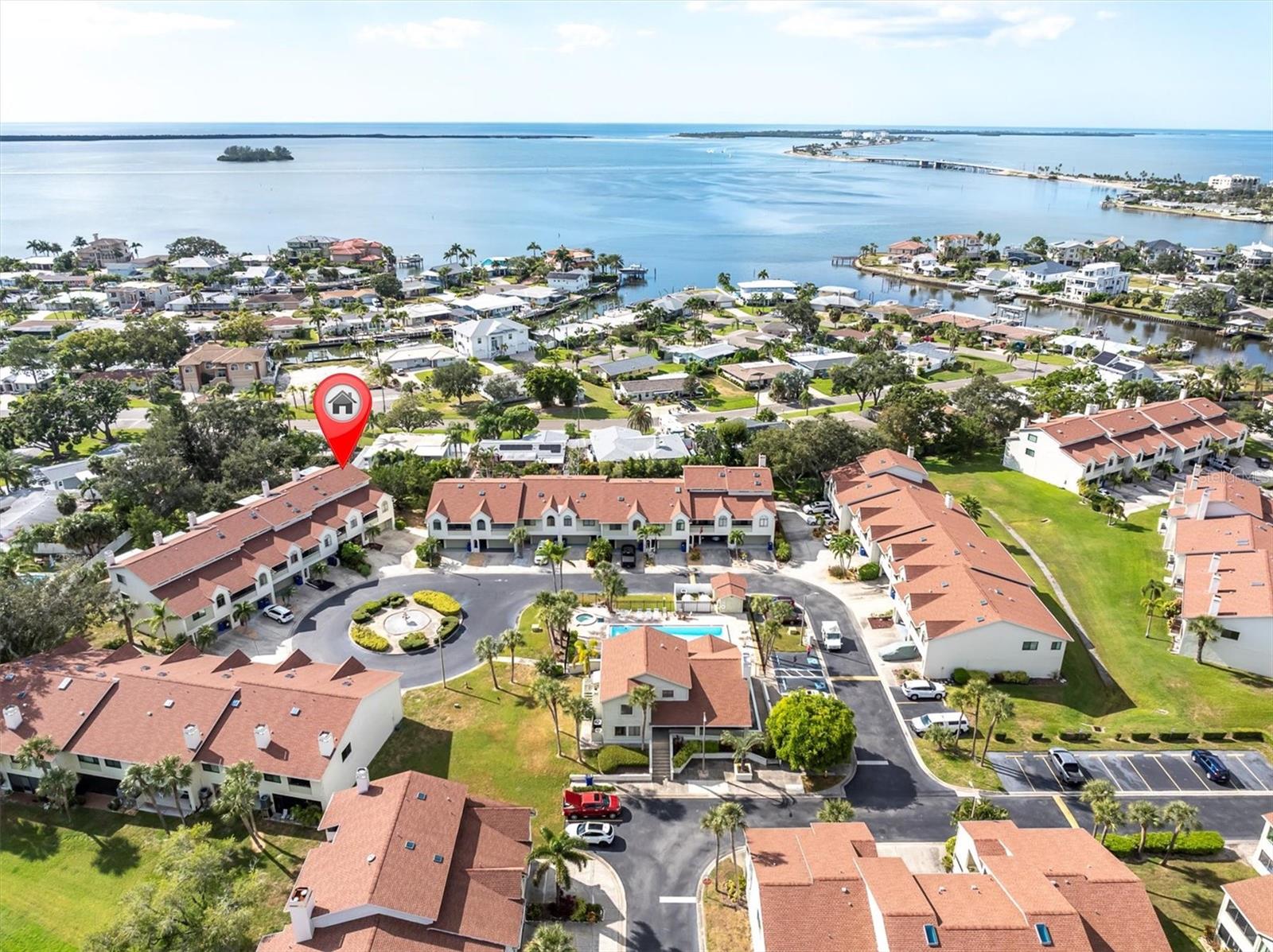 A beautiful, light, bright and spacious townhome in Dunedin. Tastefully decorated, the end unit boasts tons of natural light. Community is near the PInellas trail, Dunedin Country Club, shopping, dining and Honeymoon Island, one of the best beaches in our area.