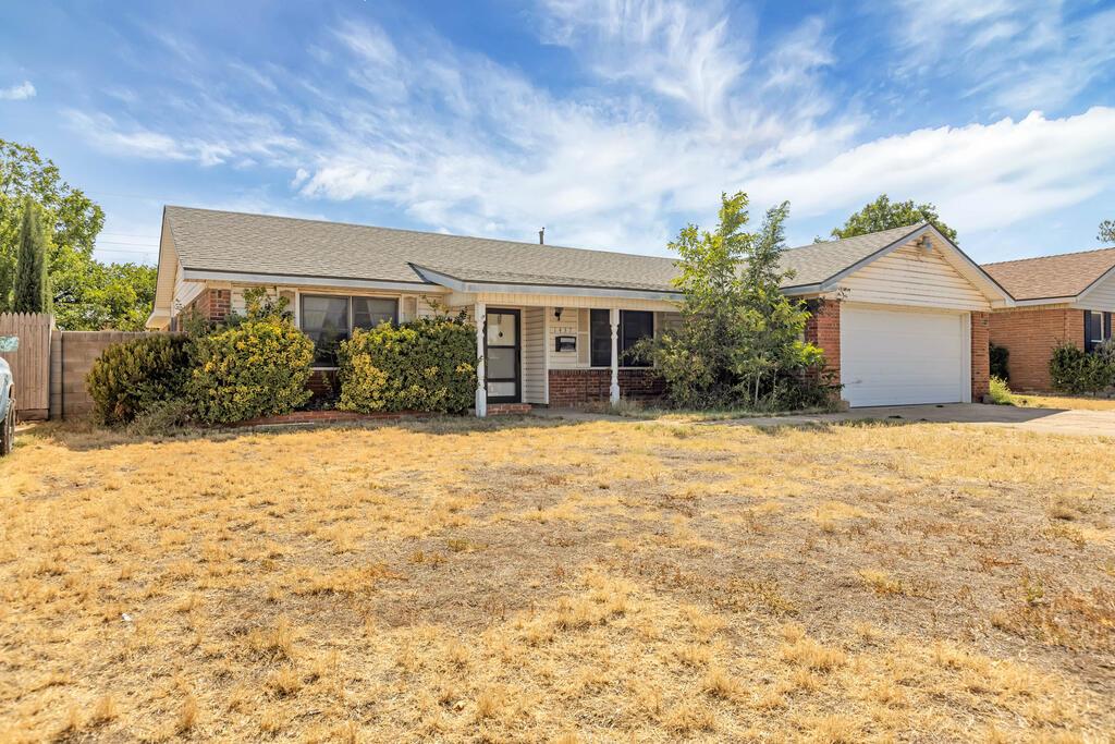 Great starter home  that just needs a little TLC. This home is centrally located close to schools , shopping, and restaurants. Priced to sell this 3 bedrooms ,  2 bath also has a large back yard  Great investment!