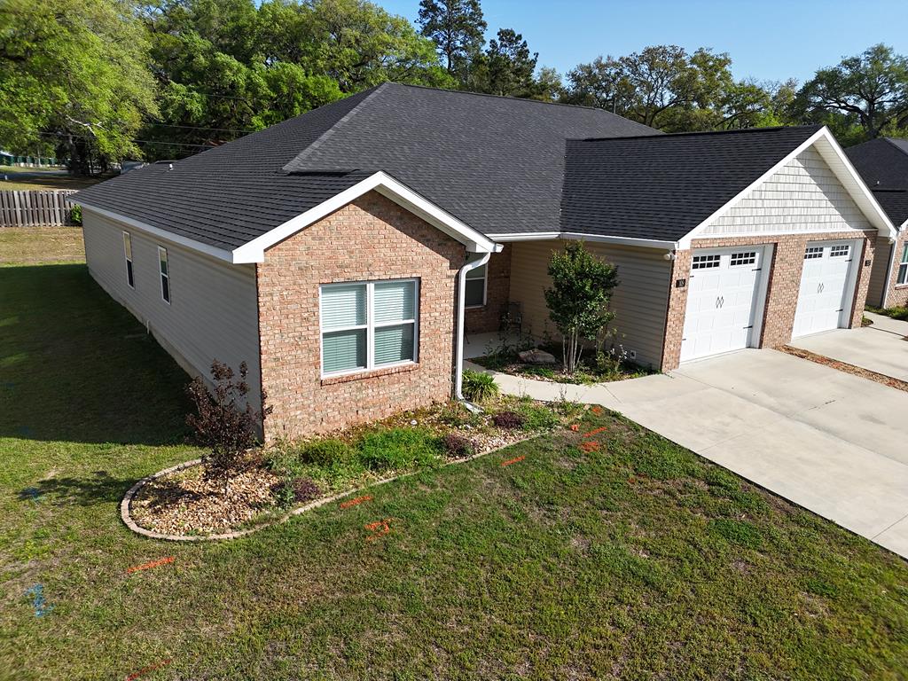 Beautiful Townhome in Kenley Oaks, Thomasville, GA! Gated community, 3 bedroom 2 bath , openfloorplan, screenporch, privacy fenced backyard, Club house features gym and swimming pool, park-like setting. Click here for virtual tour: https://my.matterport.com/show/?m=PVduc9MWmvS&mls=1