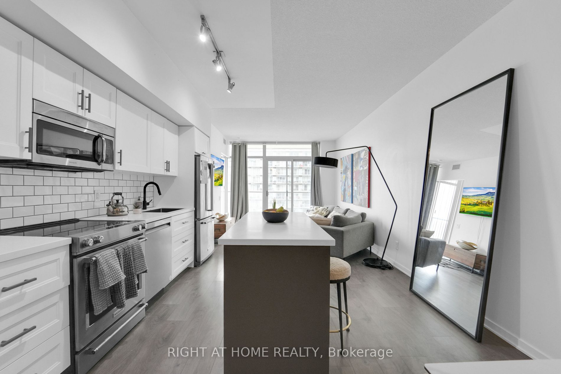 105 The Queensway St 1414