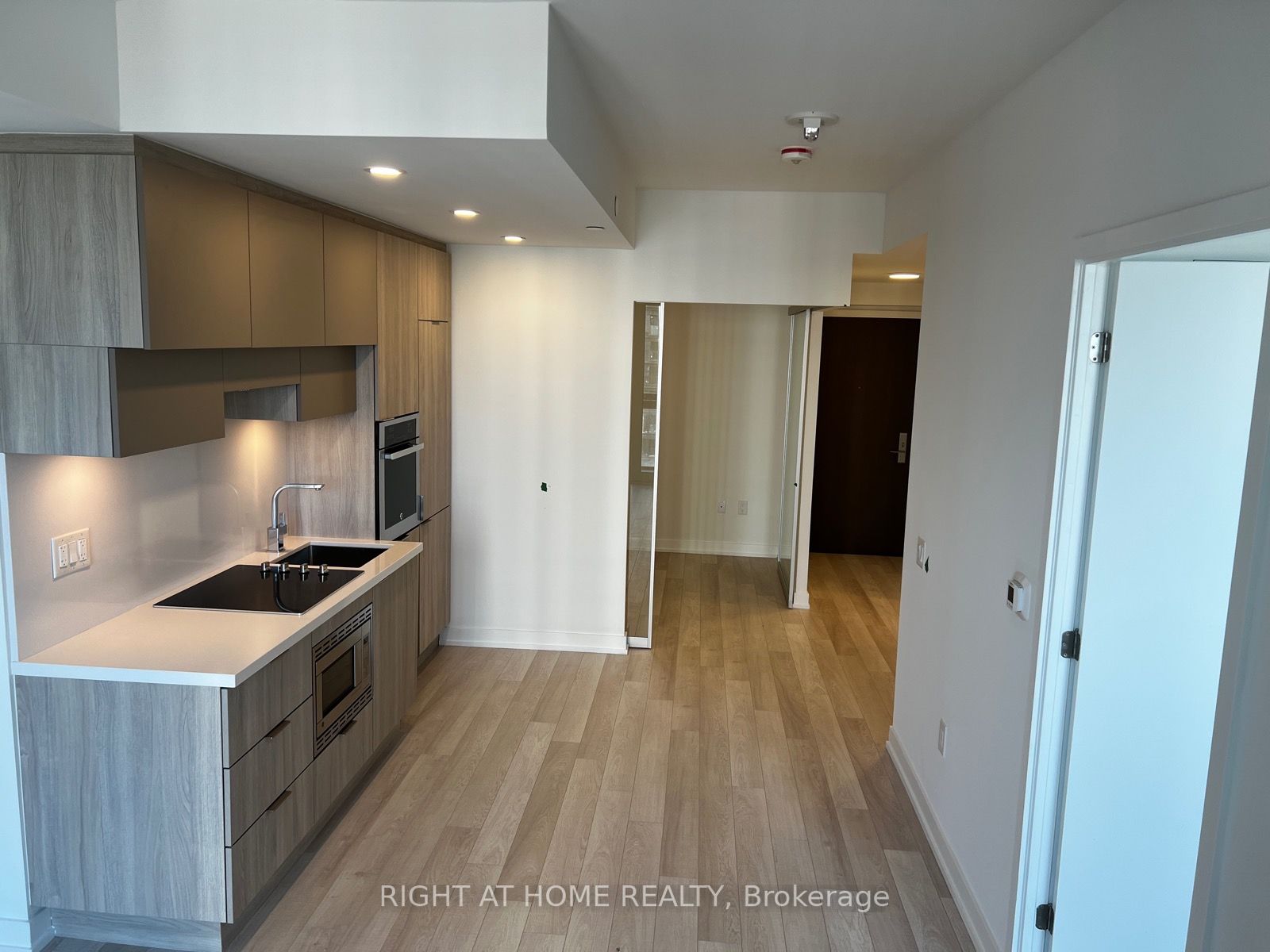 39 Roehampton Ave 1610