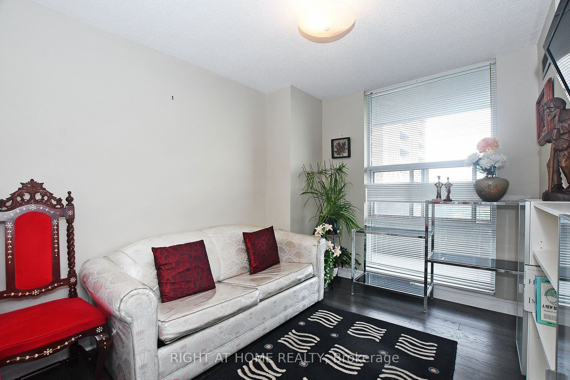 60 Inverlochy Blvd 806