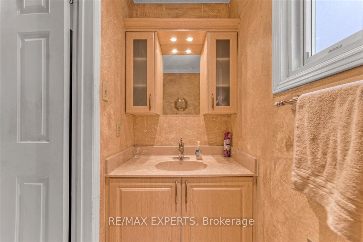 15 Woodlot Cres
