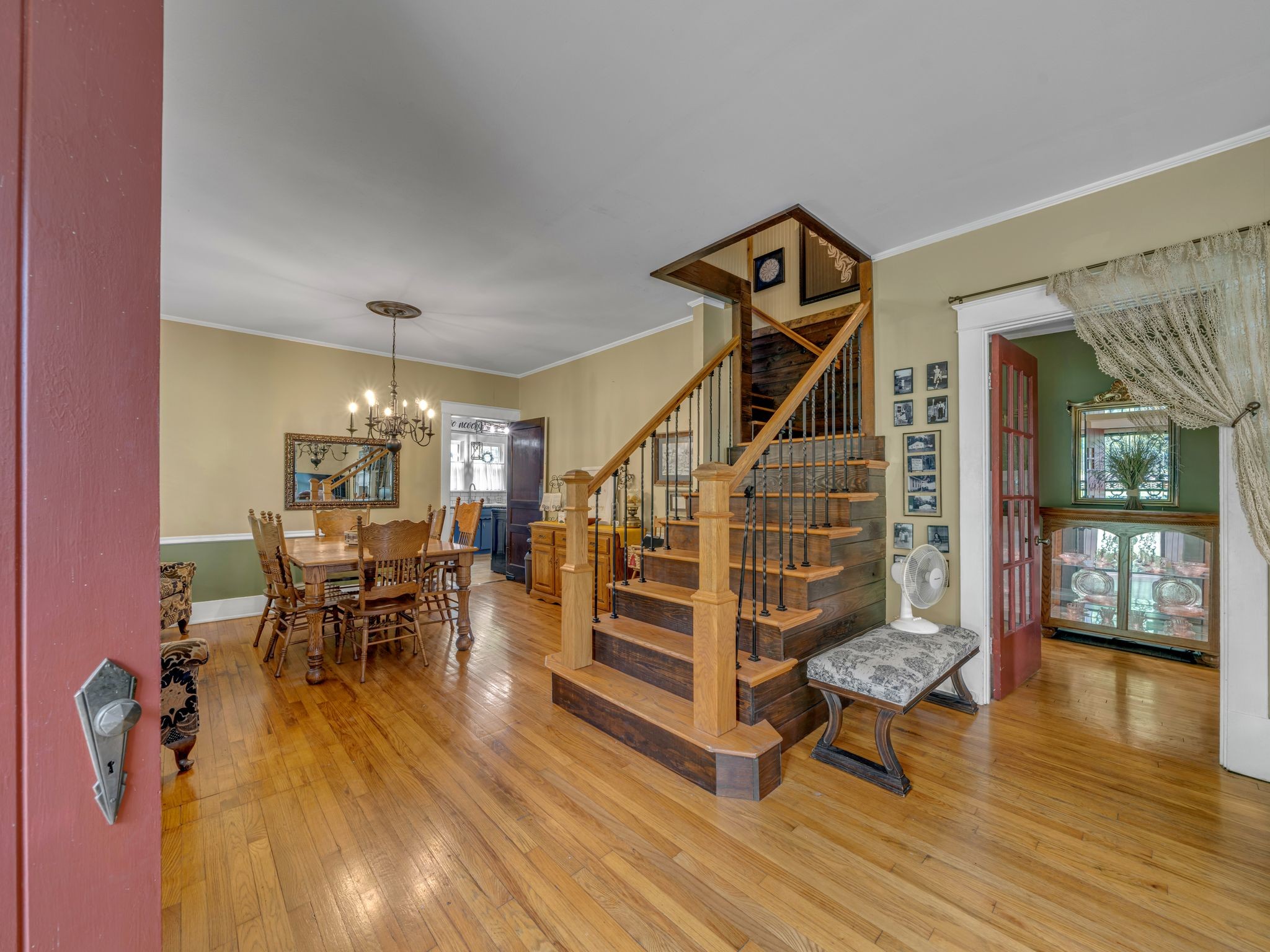 609 W Main St