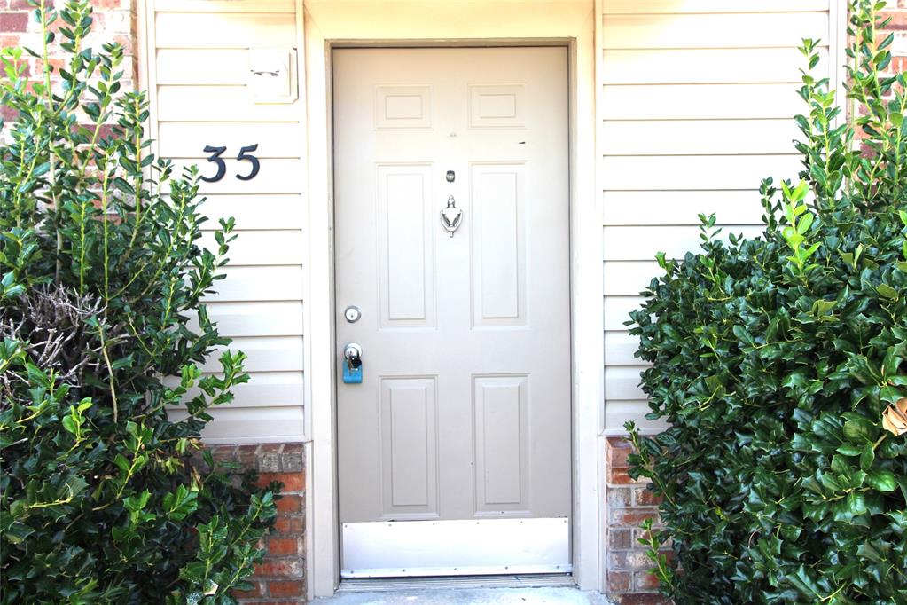 2 Bedroom, 1.5 Bathroom townhouse set up with approx. 1,088 Sq. Ft. Has all kitchen appliances including refrigerator, dishwasher, range, disposal, washer and dryer hookups, fireplace. Both bedrooms are upstairs. Wooden deck off master bedroom and small private patio off dining room/kitchen.


Tenant pays Electric, Gas, and Water.

Listing broker is an owner of this property with real estate with license #071687

*** Accepts Norman Housing ***

Pets Welcome (2 PET LIMIT):
1 Pet - $300 Deposit + $25/mo Pet Rent
2 Pet - $400 Deposit + $40/mo Pet Rent