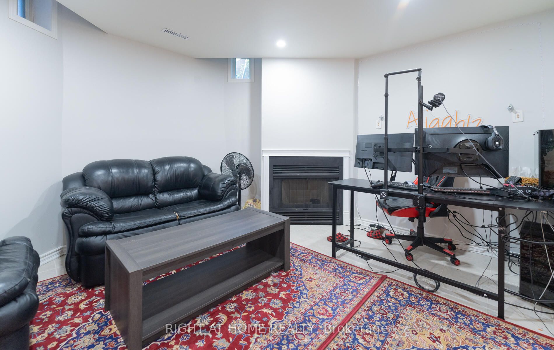 2472 E Eglinton Ave Th 19
