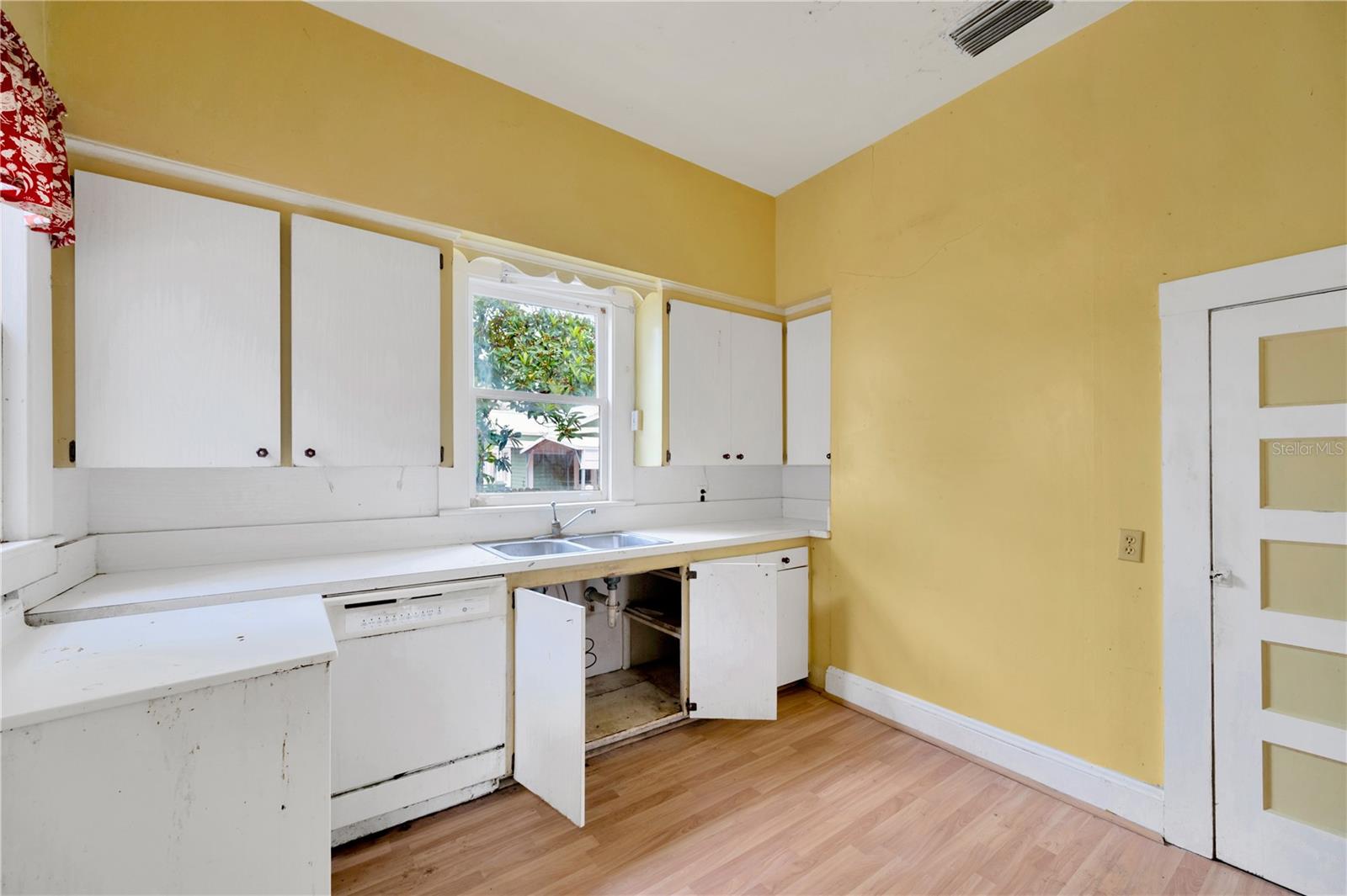 105 E Calhoun Street