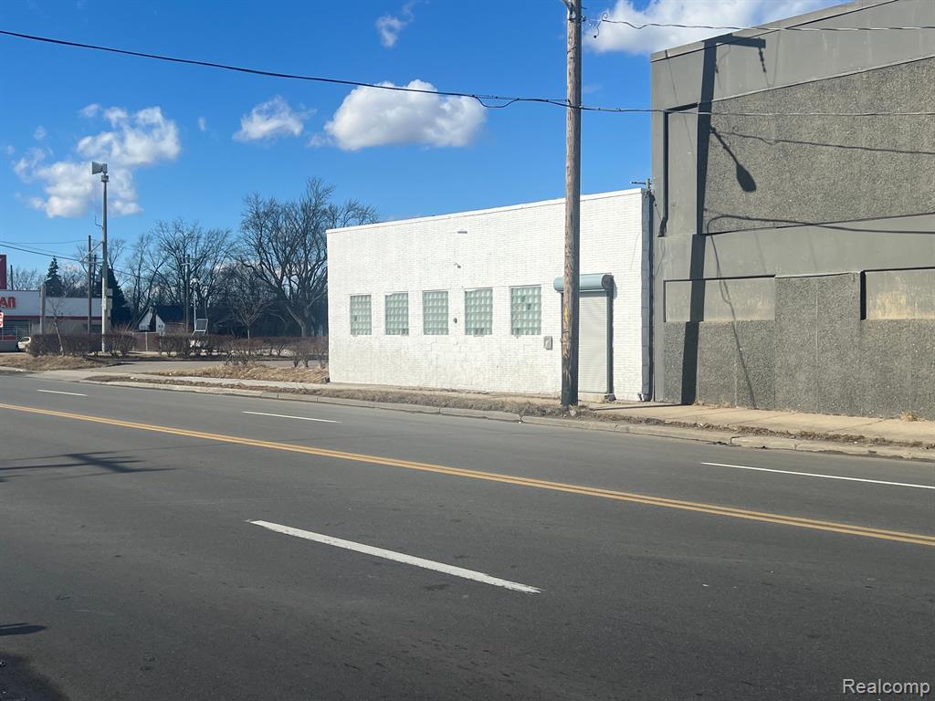 521 E 7 Mile Road