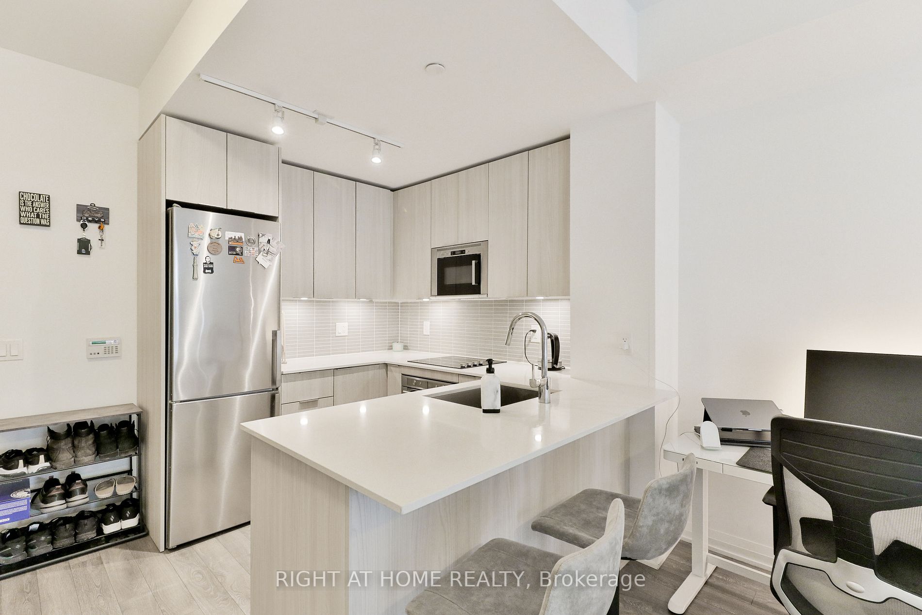 99 Eagle Rock Way 832