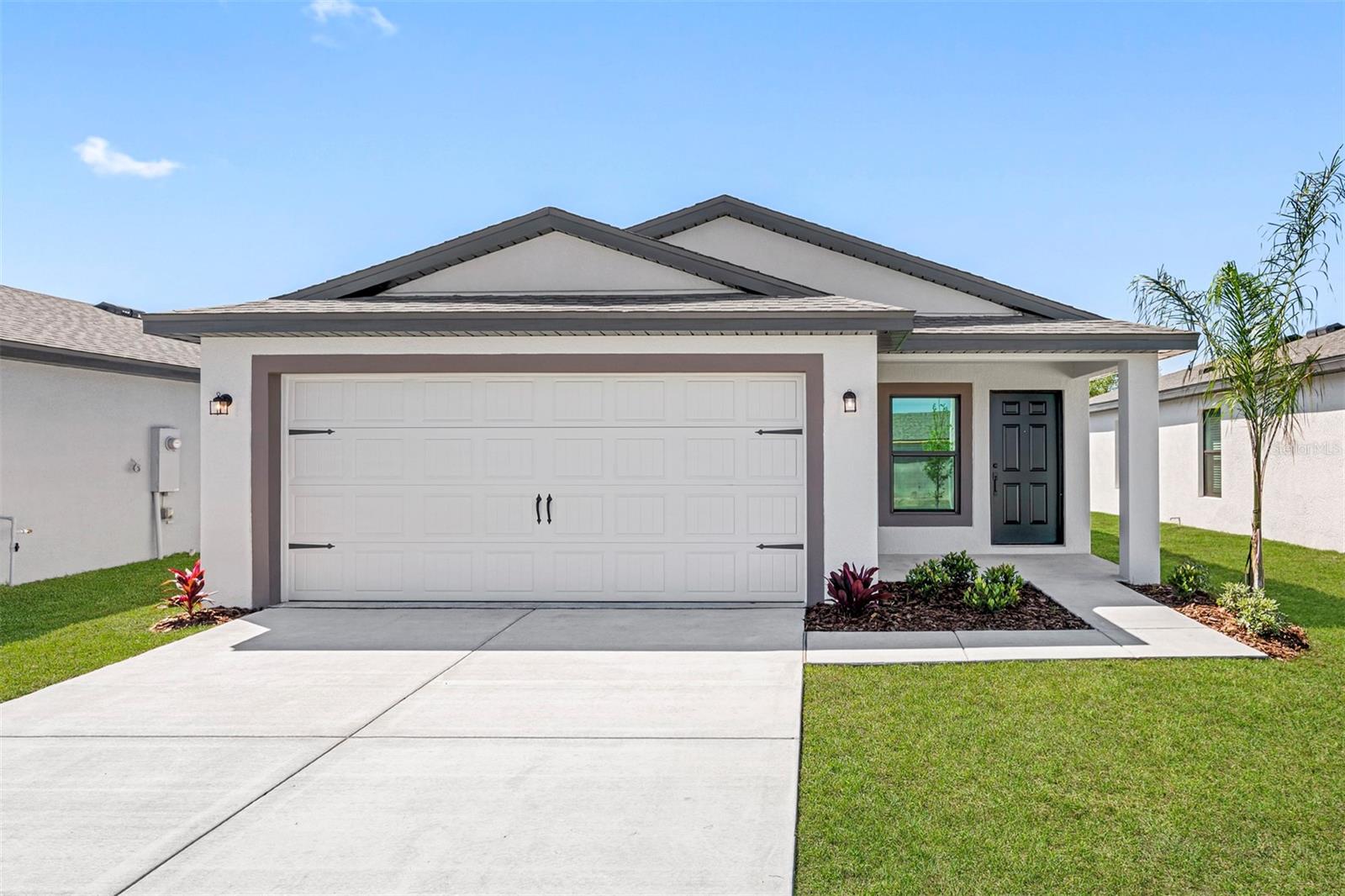 The gorgeous Hillsborough floor plan is a 3-bedroom, 2-bathroom homes loaded with curb appeal thanks to our CompleteHome™ package! This package not only includes front yard landscaping but includes energy-efficient appliances and more. The gorgeous living family room offers plenty of bright light and free movement between the dining and kitchen area.