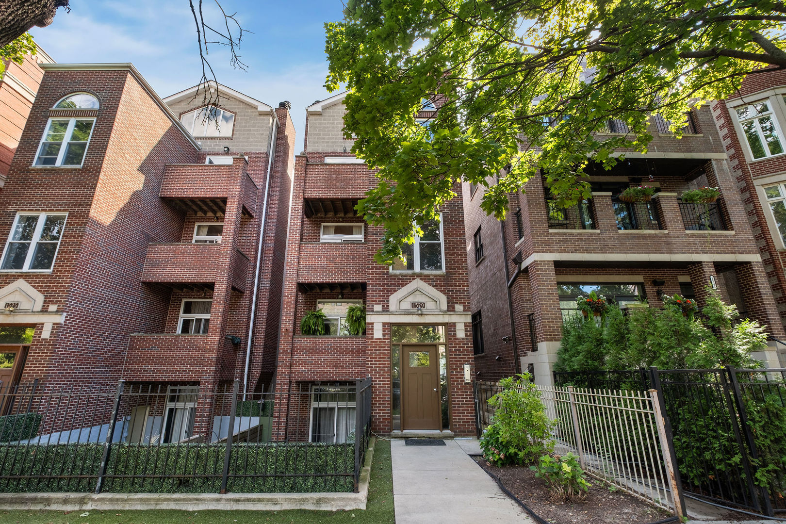 2 bed/2 bath in a highly desirable location in Lincoln Park, with 10-foot ceilings and ample light throughout! Open concept living area features hardwoods, gas fireplace with new custom tile, and front balcony for grilling. Open kitchen with stainless steel appliances, 42" white cabinets, granite countertops, and breakfast bar. Primary bedroom suite has tons of storage space with 2 large closets and linen closet, plus new en suite bath with dual sinks. Large 9' x 18' back deck is perfect for entertaining or lounging. Garage parking and extra 4'x12' storage unit included. Close to lots of shopping, restaurants, and Wrightwood Park. Prescott School District! Easy access to CTA, Metra, and 90/94.