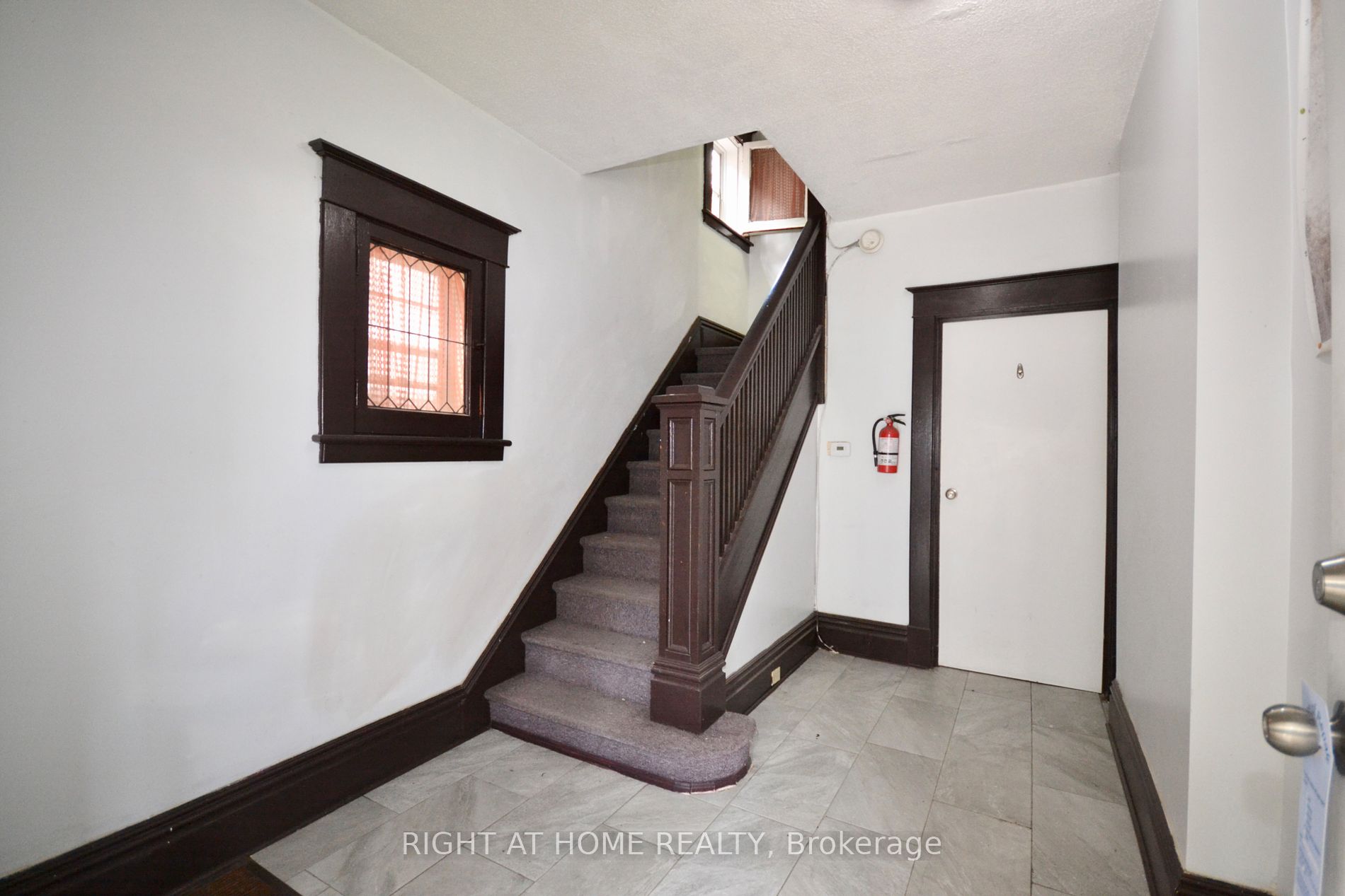 24 W Spadina Ave