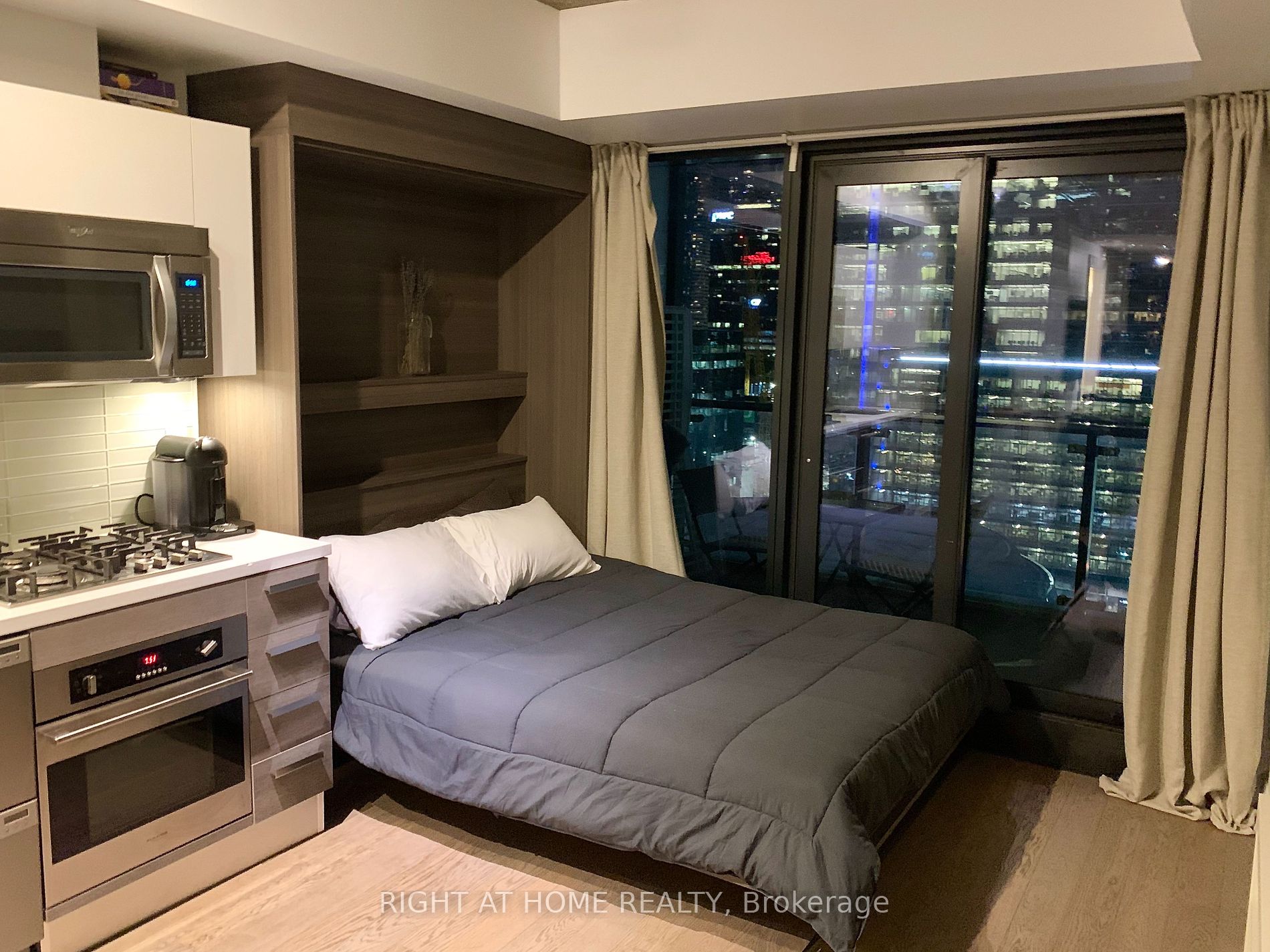 224 W King St 1505