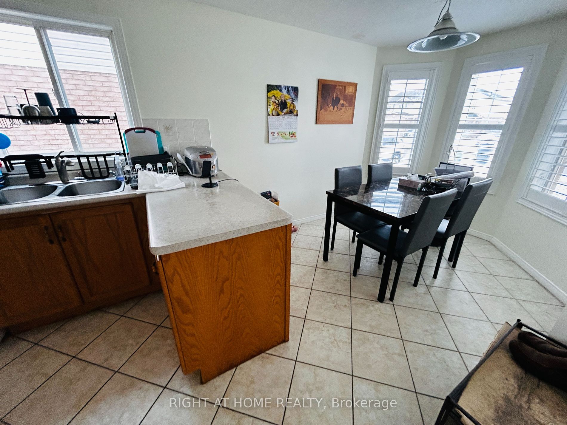 8 Castlebury Dr