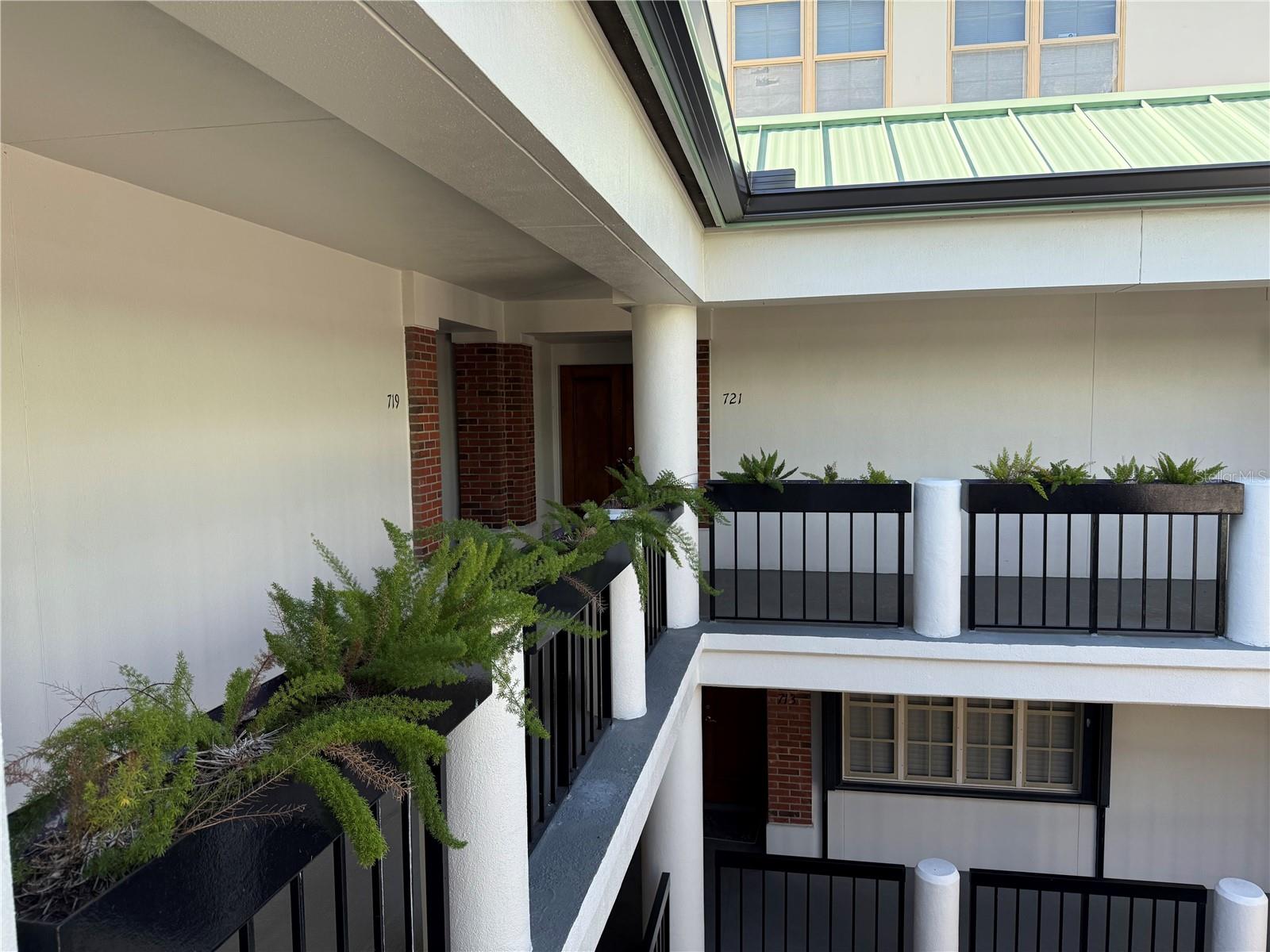 2-bedroom, 2 1/2-bathroom split-bedroom unit with incredible water views in the heart of Tampa at Seddon Cove on Harbour Island. Convenient access to a wide array of attractions in the Tampa area, including professional sports, the arts, boating, dining  and Gulf beaches.  Easy access to local highways and Tampa International Airport.