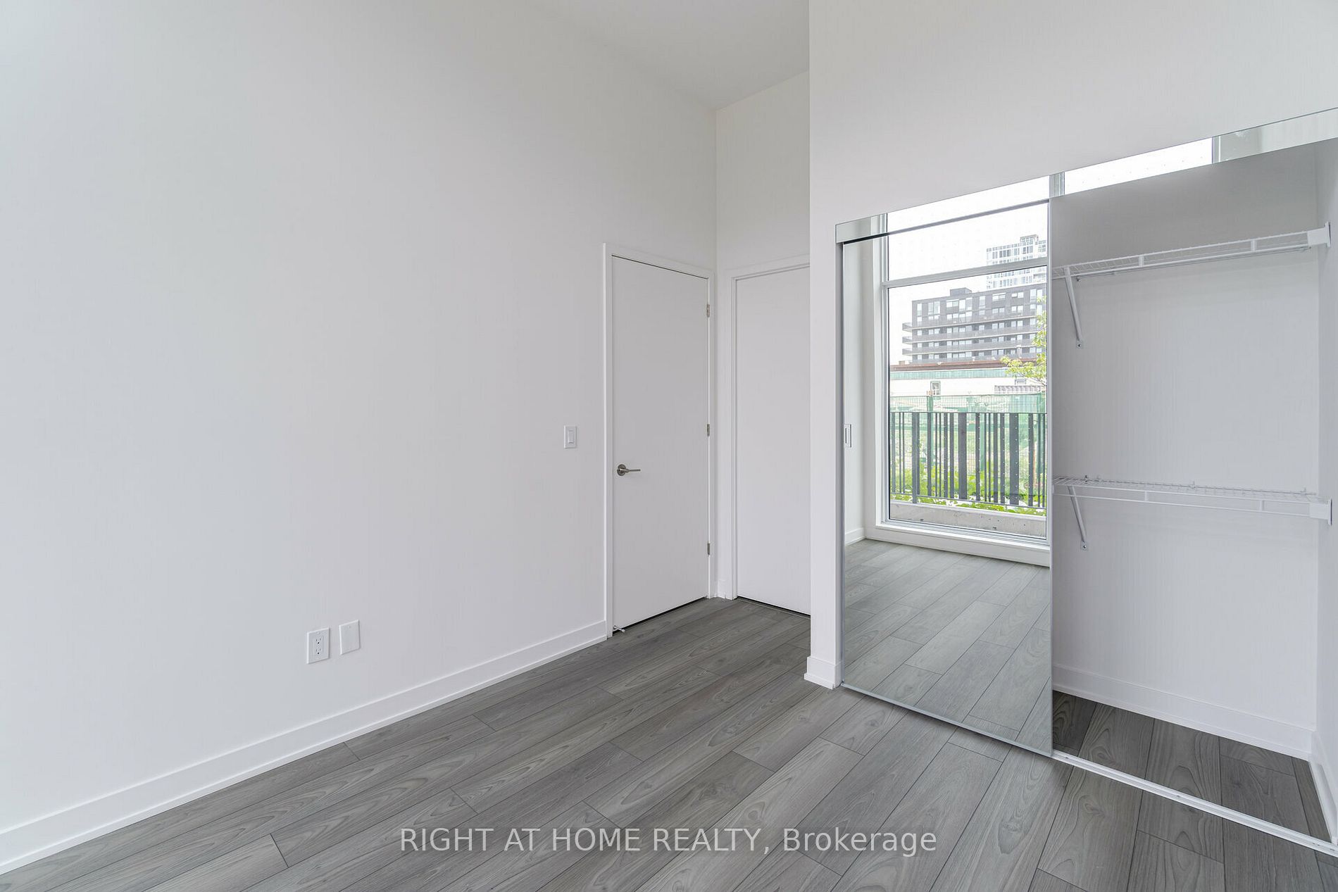 8 Tippet Rd 0110