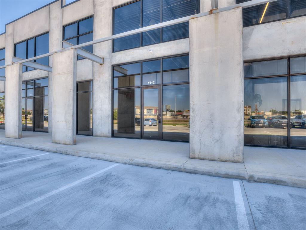 2952 – 5,192 SF Available
(includes 900 SF mezzanine)
Property Highlights:
Direct I-35 frontage with excellent visibility
Suite sizes: 2,952 – 5,180 SF
(2) 15’ bay door
900 SF mezzanine for office/storage 
Ample surface parking
Modern construction with glass storefronts
Surrounded by retail, restaurants, and rooftops
Location Advantages:
Strategically positioned on I-35 Service Rd (high traffic, regional corridor)
Strong co-tenancy potential (national & regional brands nearby)
Growing Moore market with strong daytime population & rooftops
High traffic area with easy access