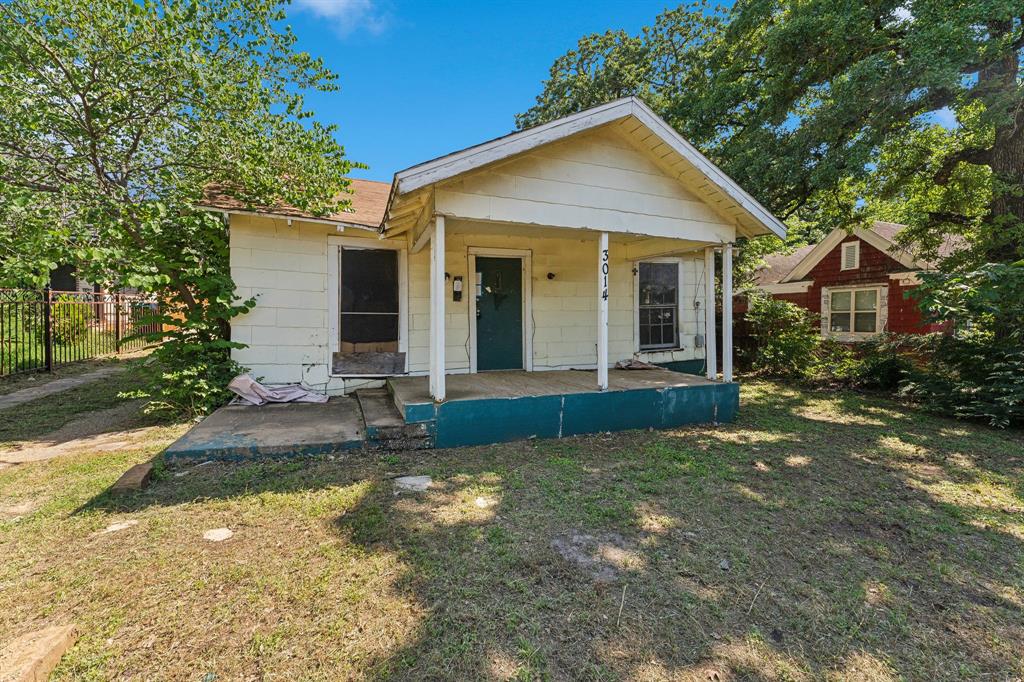 Single-family home with 3 Bedrooms and 1 full Bathroom. Needs work--great opportunity for contractors or DIYers! Established lot! Call for more information!