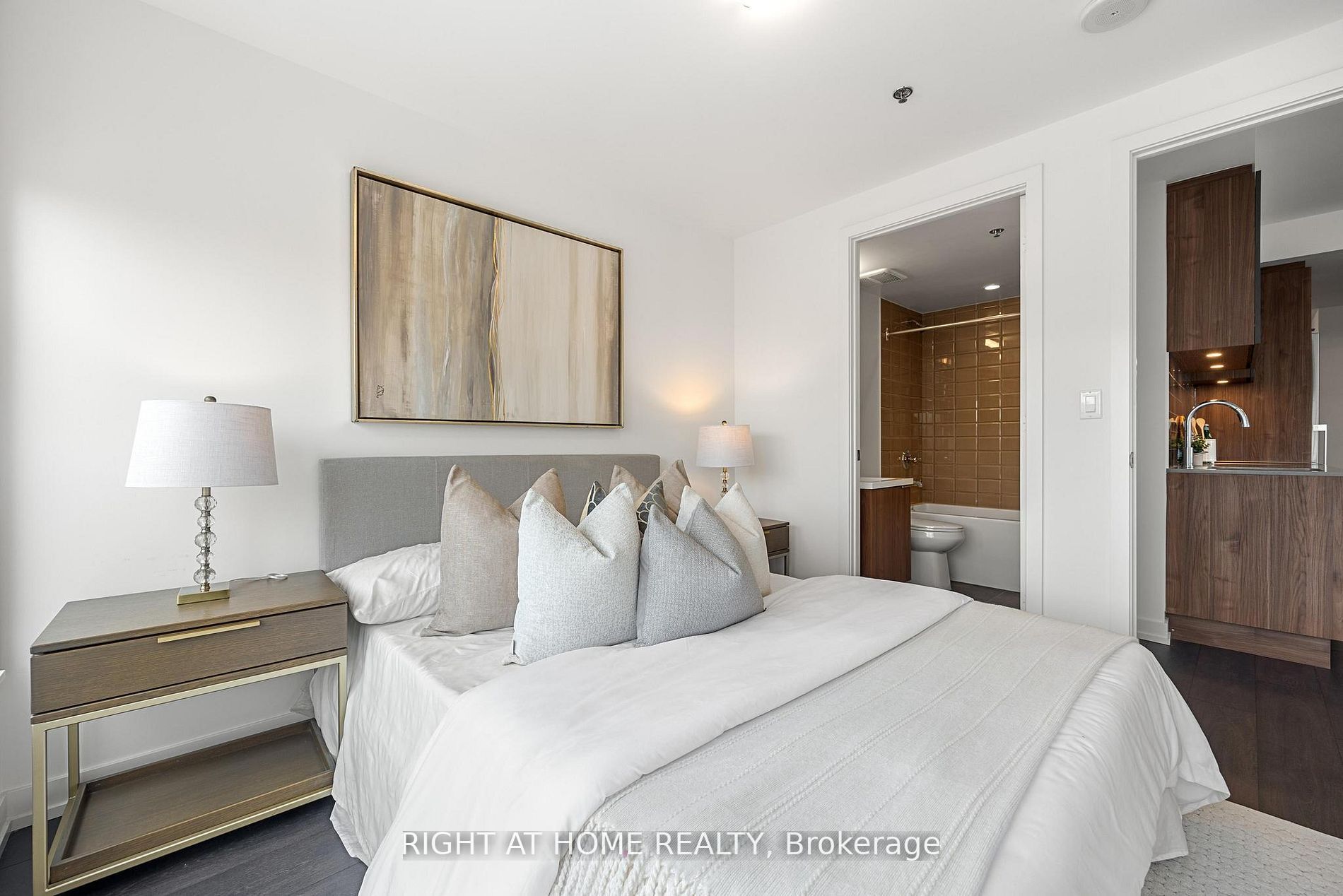203 College St 504