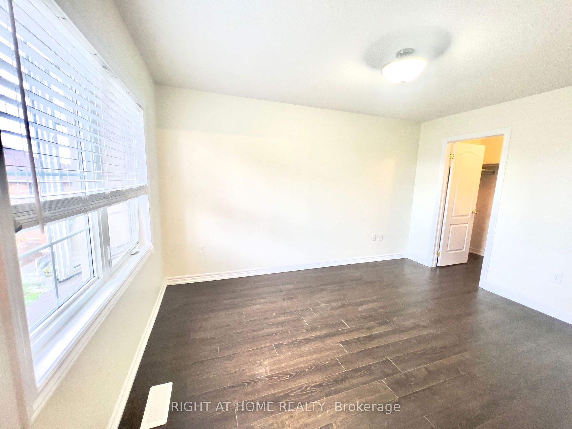 1352 E Granrock Cres