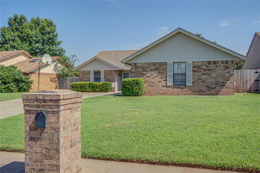Welcome to this charming 3-bedroom, 2-bath home in the Oak Brook neighborhood of Edmond. Inside, you’ll find fresh carpet, a cozy fireplace, and a spacious kitchen with plenty of cabinets, counter space, and a breakfast area.
The primary suite includes a tray ceiling, double vanities, a walk-in closet, and a tiled shower. Outside, enjoy a covered patio and, oversized garage.
Conveniently located near schools, parks, shopping, and dining, this home offers both comfort and convenience in a great Edmond location.