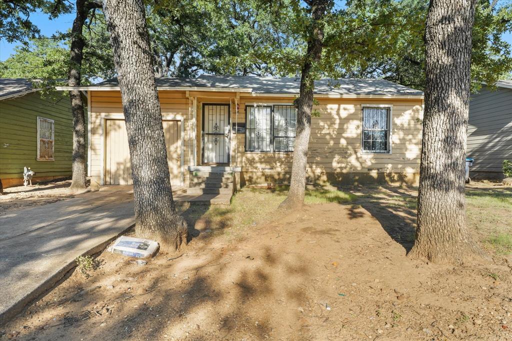This property is a fantastic opportunity for DIY enthusiasts looking for a project with excellent rental potential. Close to highway 287, shopping and restaurants.