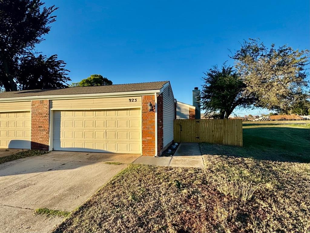 3 bed 2 bath duplex at the end of a quiet cul-de-sac centrally located in the heart of Edmond. 5 minutes from downtown and within close proximity to all amenities making this the perfect place to call home. Granite countertops and tile floor in kitchen with all stainless steel appliances and fixtures. New tile showers, vanities & hardware in the bathrooms and spacious 3 bedrooms. Full size 2 car garage which exits to the courtyard and small back and side yard area. $55 application fee per adult and $99 Doc Prep Fee due upon move in. Available and looking for ASAP move-in/lease start date.