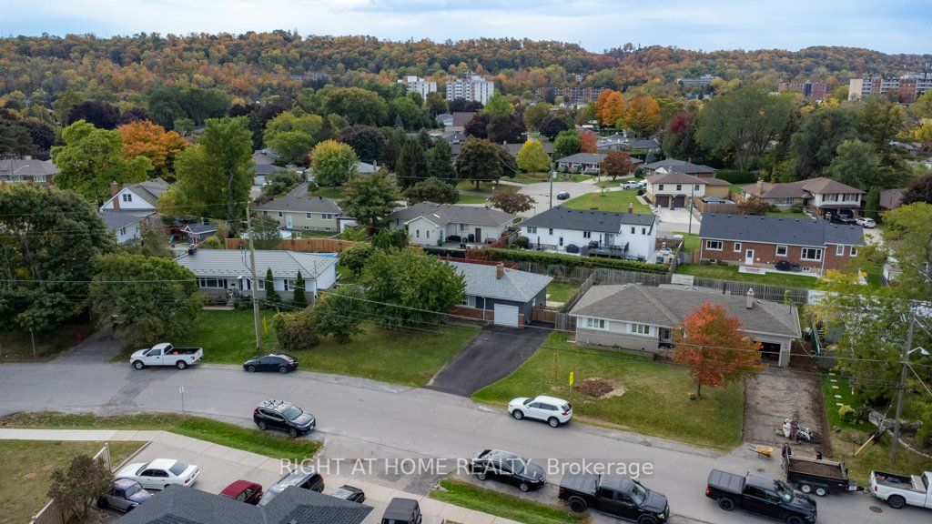 42 Collegiate Ave