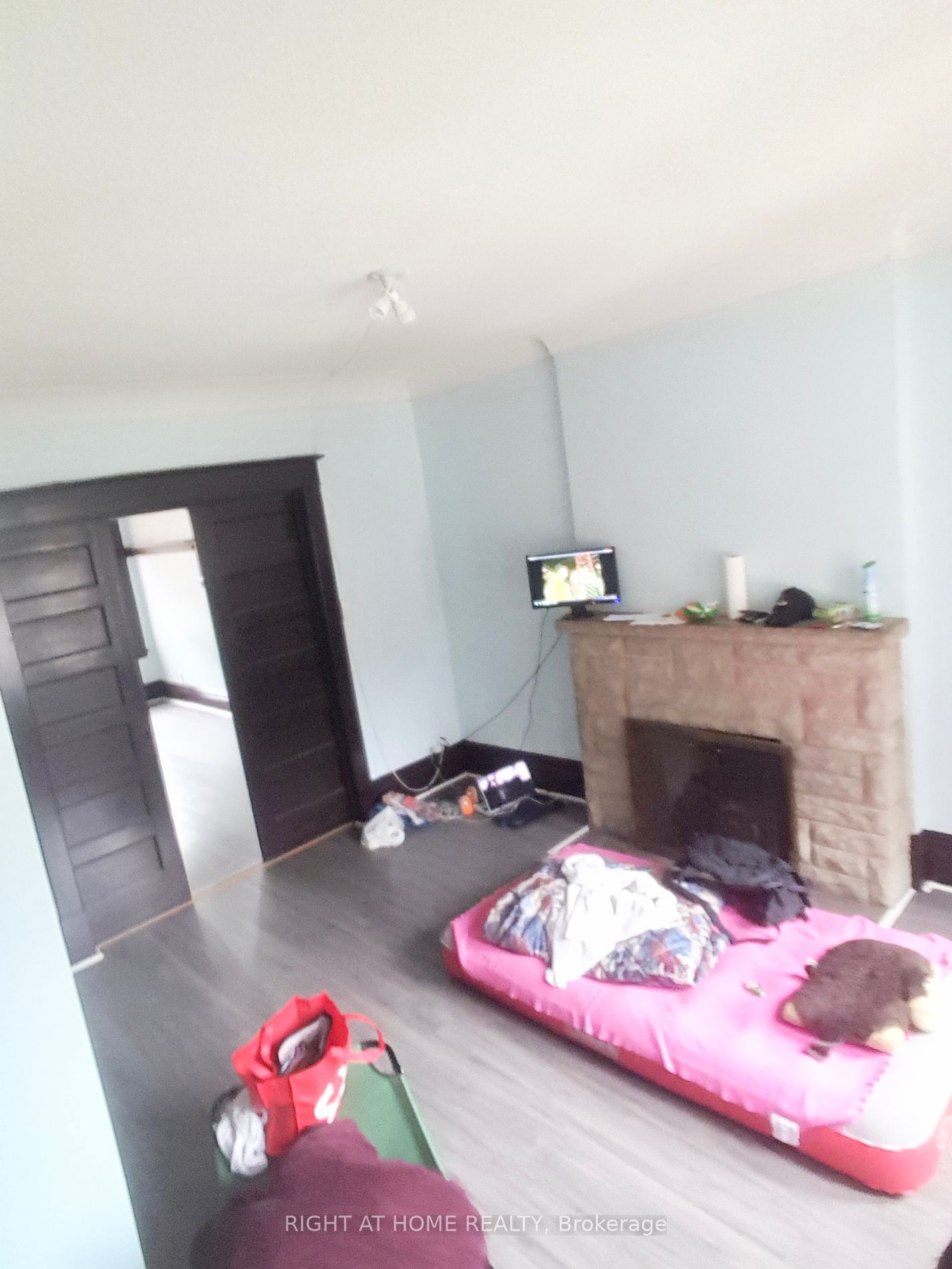 24 W Spadina Ave