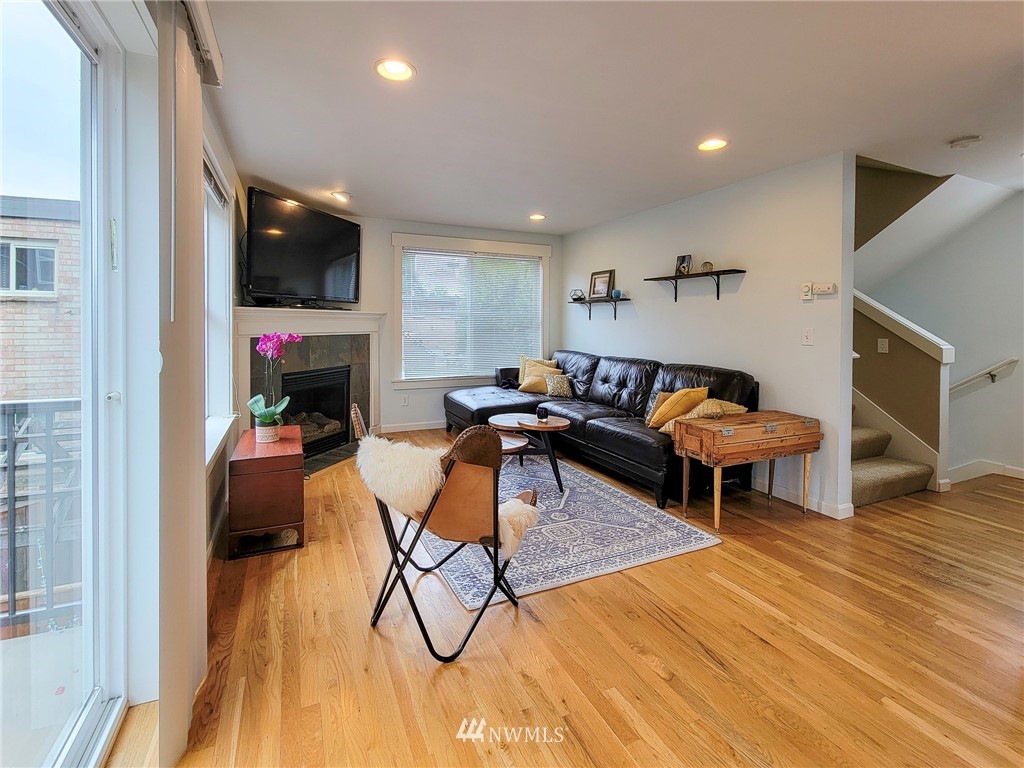 1209 Aurora Avenue N