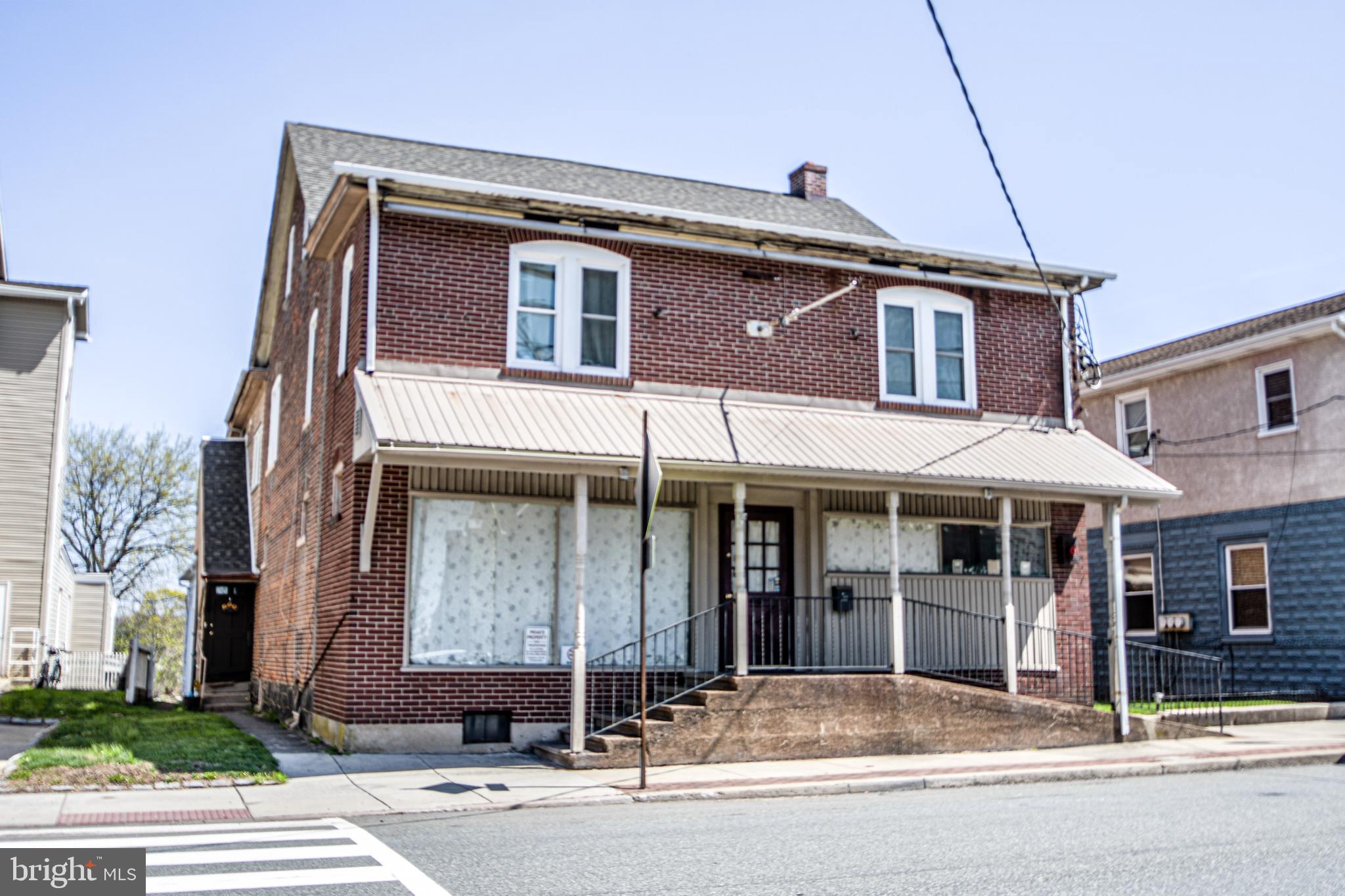82 Main St  