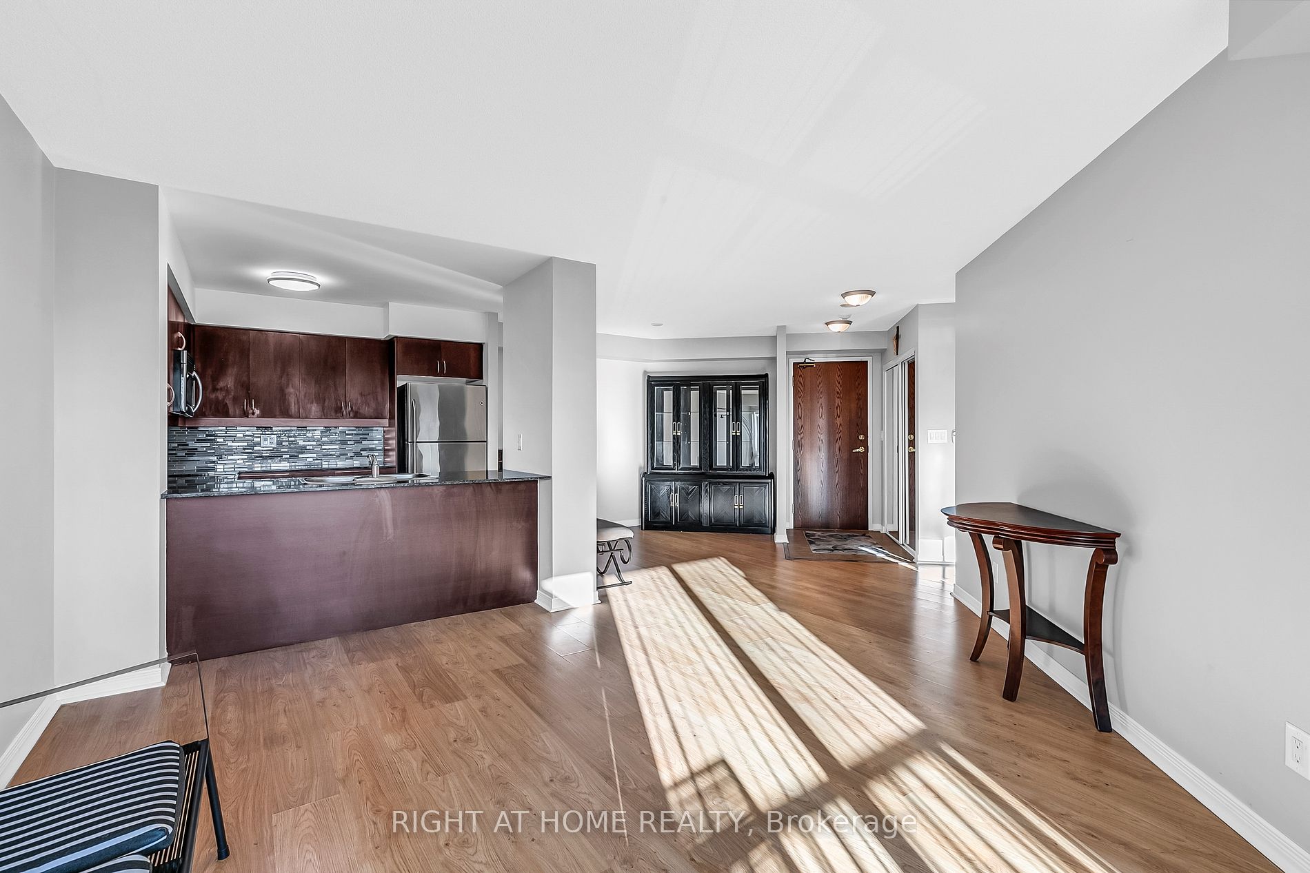 185 Oneida Cres 320