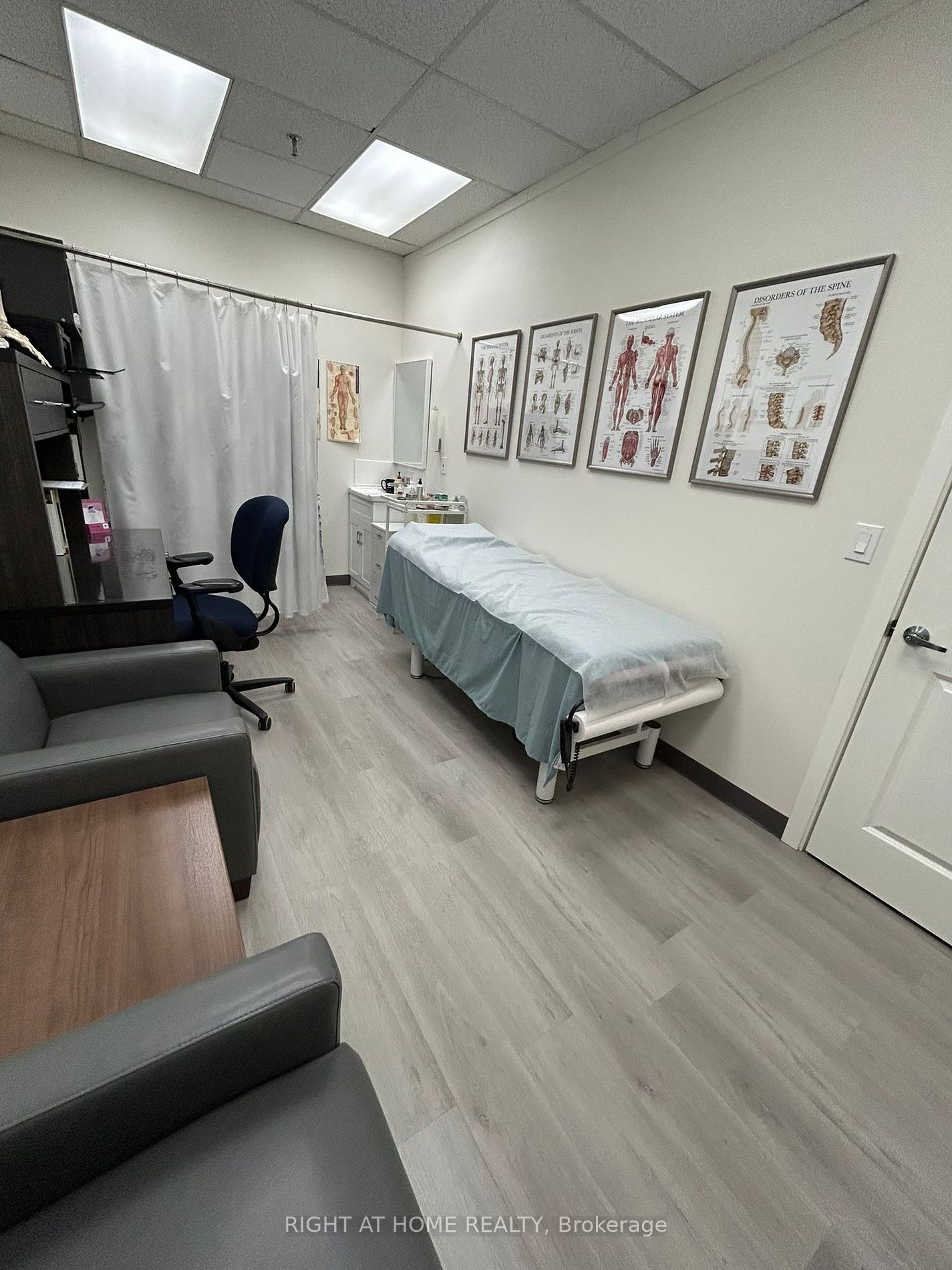7131 Bathurst St 102-R1