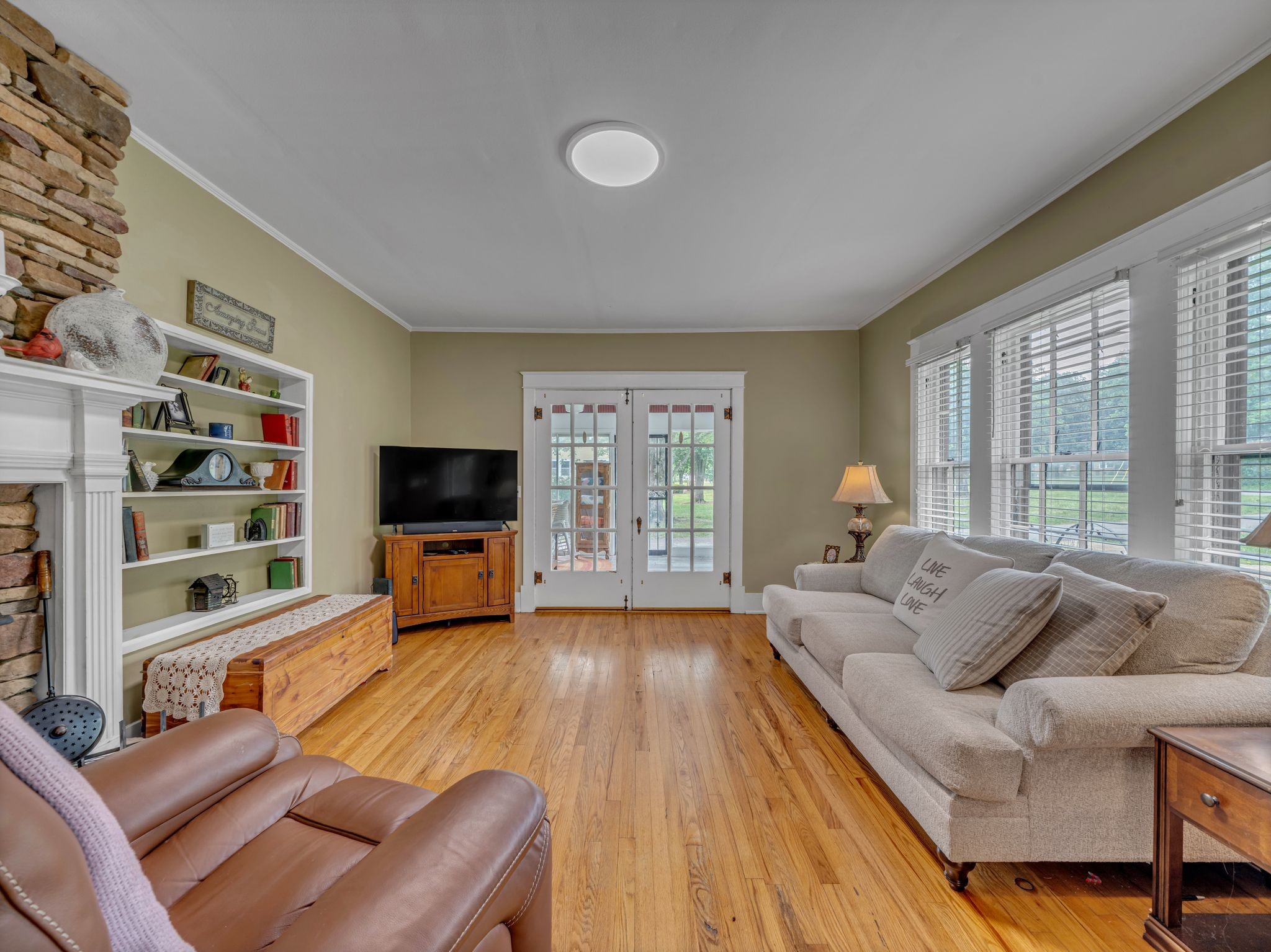 609 W Main St