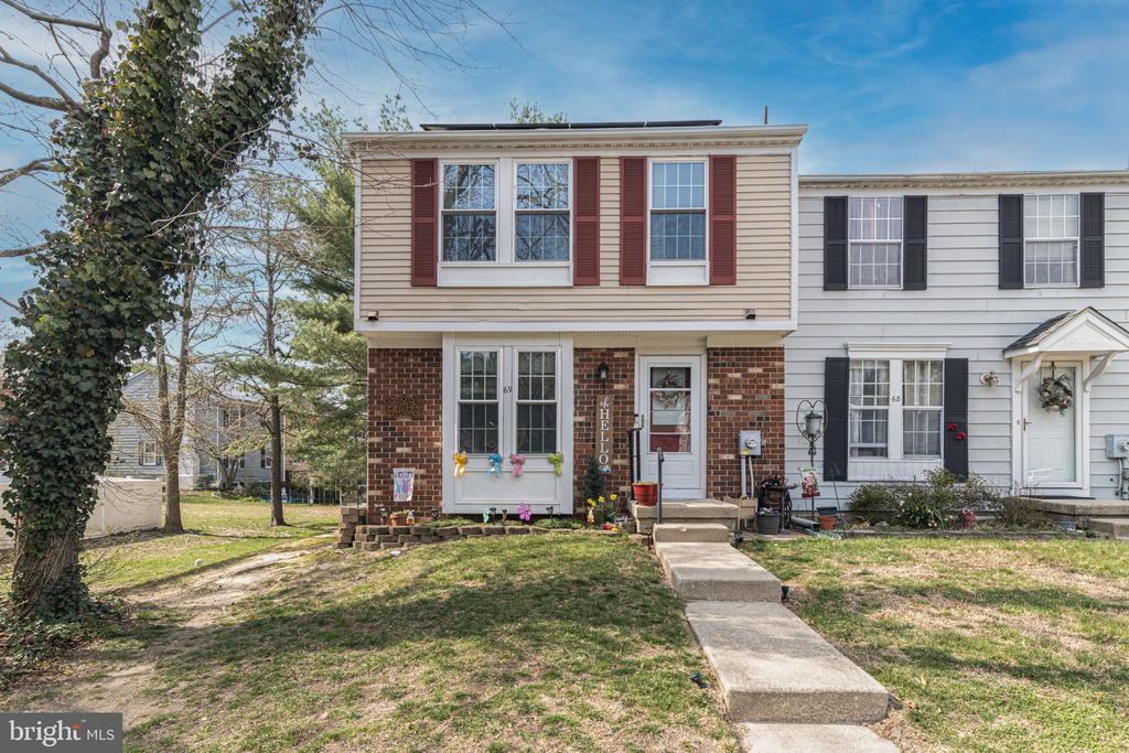 Discover the charm of Kings Grant, where community spirit thrives and convenience meets comfort. This delightful end-of-row townhouse, built in 1988, offers a perfect blend of traditional architecture and modern living. With 1,160 sq. ft. of space, it features a cozy fireplace, ideal for creating warm memories on chilly evenings. Nestled in a vibrant neighborhood, residents enjoy easy access to local parks, perfect for leisurely strolls or weekend picnics. The community is known for its friendly atmosphere and well-maintained surroundings, making it a wonderful place to call home. With assigned parking and a full basement with walkout stairs, this property provides both convenience and potential for customization. Embrace the lifestyle that Kings Grant offers, where every day feels like a retreat in a welcoming community. Don't miss your chance to be part of this exceptional neighborhood!